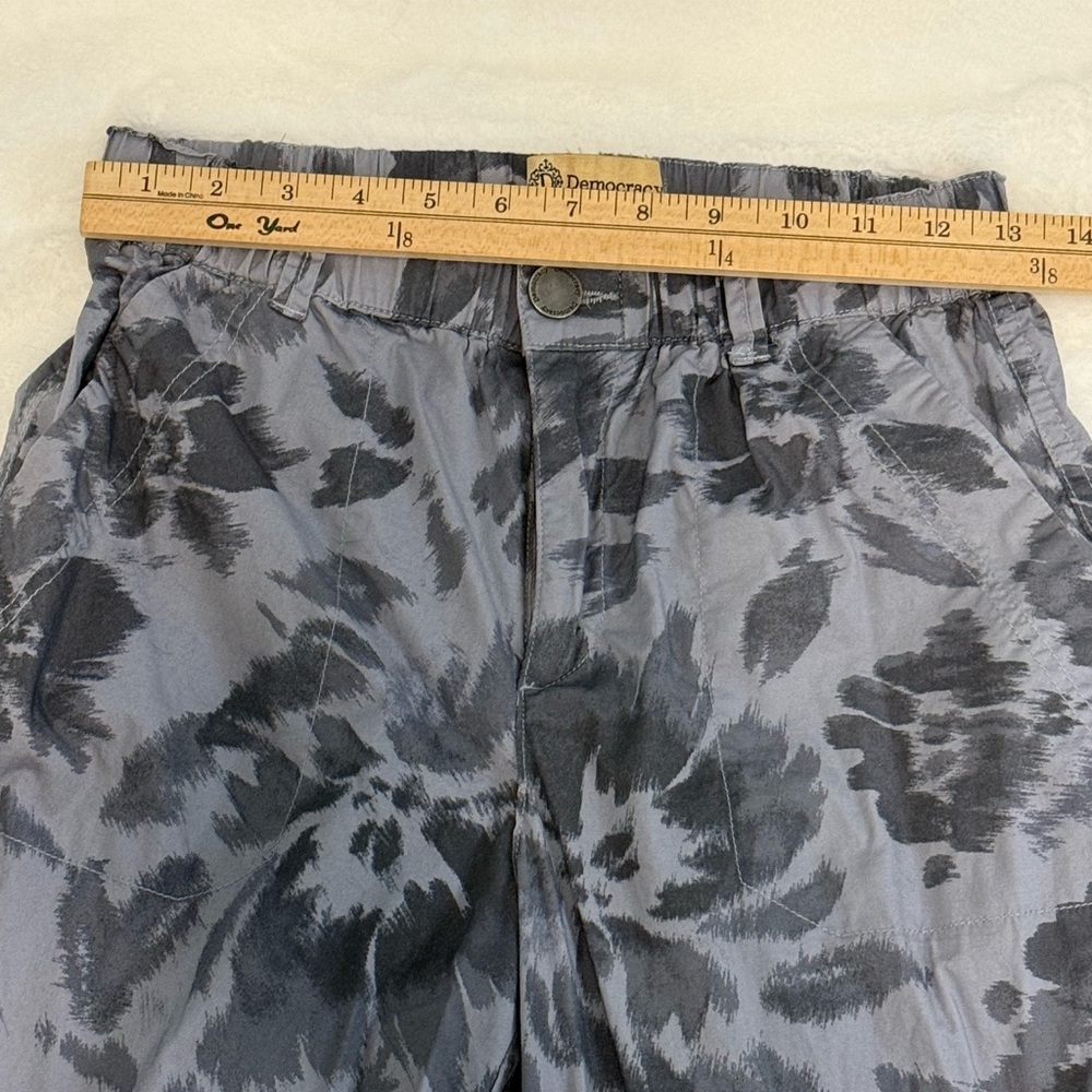 Democracy Floral Patterned Pants in Gray and Charcoal Size 6 - Picture 4 of 10